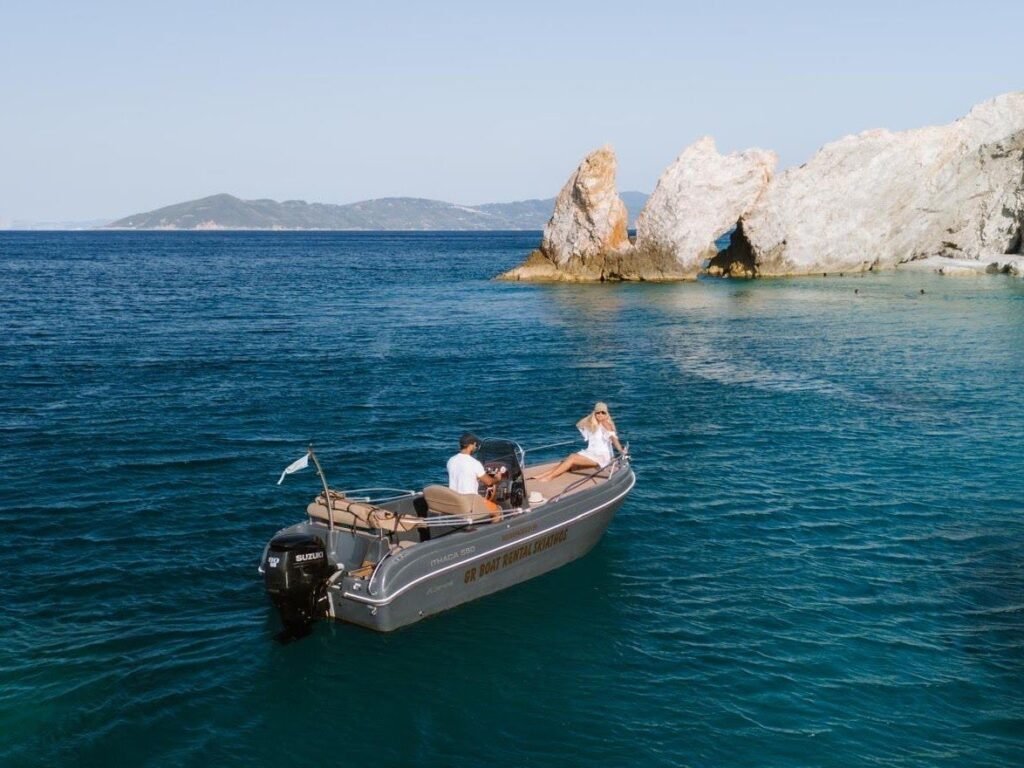 GR Boat Rental Skiathos Boat Hire Skiathos Rent The Karel Luxury Edition 2024 for cruising around Skiathos in comfort and luxury without the licence. Perfect for up to 6 people and its smooth 30/50hp four-stroke engine and protective canopy.