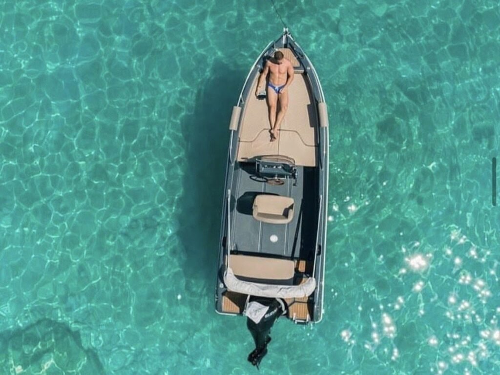 GR Boat Rental Skiathos Boat Hire Skiathos Rent The Karel Luxury Edition 2024 for cruising around Skiathos in comfort and luxury without the licence. Perfect for up to 6 people and its smooth 30/50hp four-stroke engine and protective canopy.