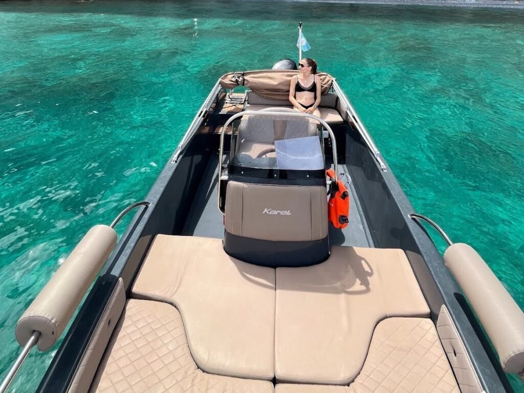 GR Boat Rental Skiathos Boat Hire Skiathos Rent The Karel Luxury Edition 2024 for cruising around Skiathos in comfort and luxury without the licence. Perfect for up to 6 people and its smooth 30/50hp four-stroke engine and protective canopy.