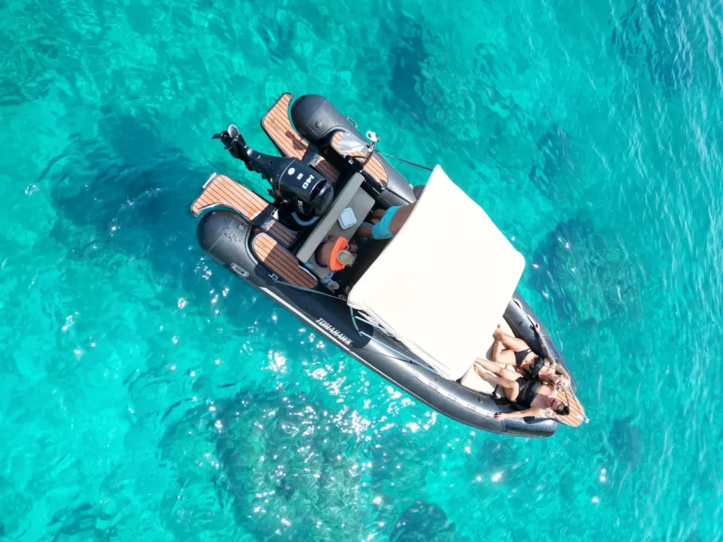 GR Boat Rental Skiathos Boat Hire Skiathos Rent the Tomahawk Rib in Skiathos, a 140HP powerhouse for up to 8 people. Sporty 6m design, fuel-efficient, and perfect for licensed drivers. The perfect high-energy boat rental in Skiathos.