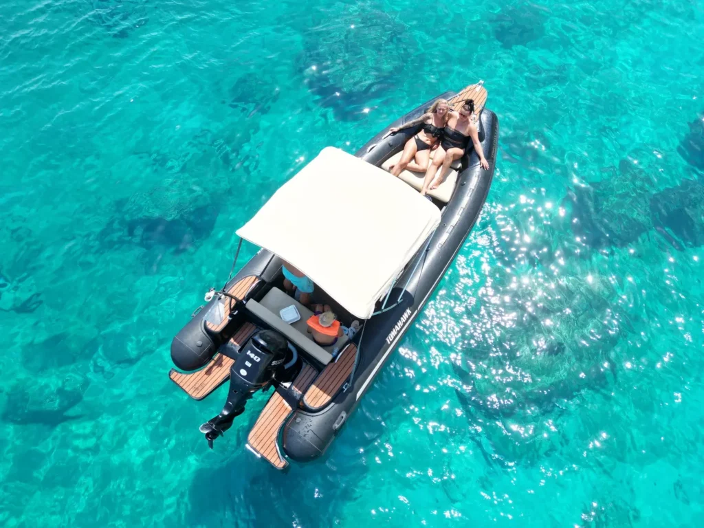GR Boat Rental Skiathos Boat Hire Skiathos Rent the Tomahawk Rib in Skiathos, a 140HP powerhouse for up to 8 people. Sporty 6m design, fuel-efficient, and perfect for licensed drivers. The perfect high-energy boat rental in Skiathos.