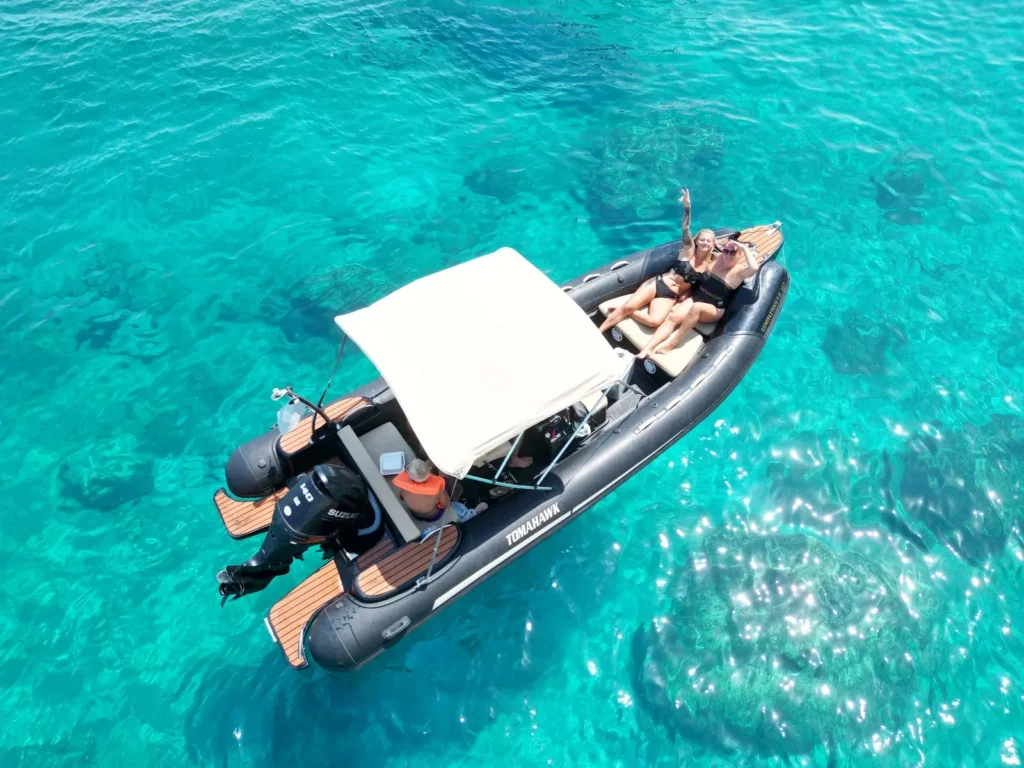 GR Boat Rental Skiathos Boat Hire Skiathos Rent the Tomahawk Rib in Skiathos, a 140HP powerhouse for up to 8 people. Sporty 6m design, fuel-efficient, and perfect for licensed drivers. The perfect high-energy boat rental in Skiathos.