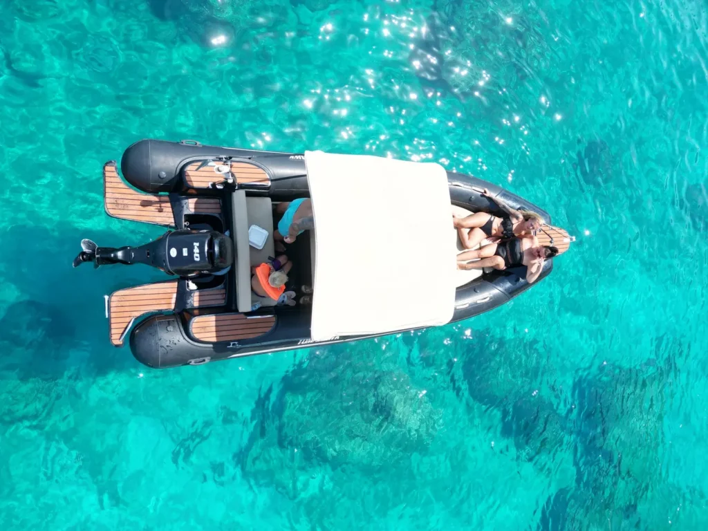 GR Boat Rental Skiathos Boat Hire Skiathos Rent the Tomahawk Rib in Skiathos, a 140HP powerhouse for up to 8 people. Sporty 6m design, fuel-efficient, and perfect for licensed drivers. The perfect high-energy boat rental in Skiathos.